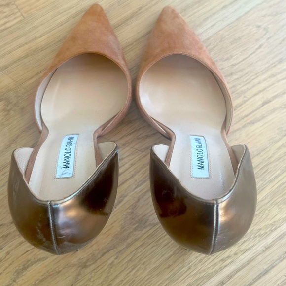 Manolo pumps in caramel color suede front with leather gold back. - Picture 3 of 4